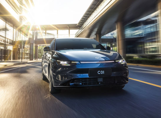 C01跳躍によっては4つのドア5が0.67H速い充満をつける電気自動車525-717KMが自動車に乗る