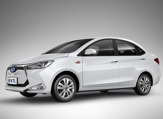 4つのドア5はJACの電気自動車320KM JAC IEV7L小さいEv車をつける