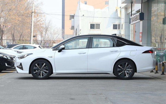 Guangqi Yilue EA6のセダンの電気自動車510KMは4つのドア5 0.78H速い充満をつける