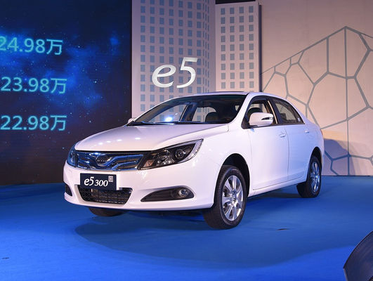 305KM 400KM BYD EV車BYD E5 EVの高性能4のドア5つの座席