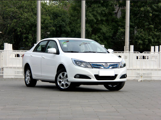 305KM 400KM BYD E5 EVの高性能の純粋な電気4つのドア5つの座席